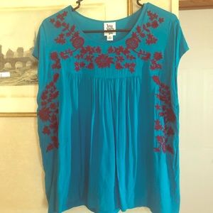 Stunning embroidered Ivy Jane top! 😍